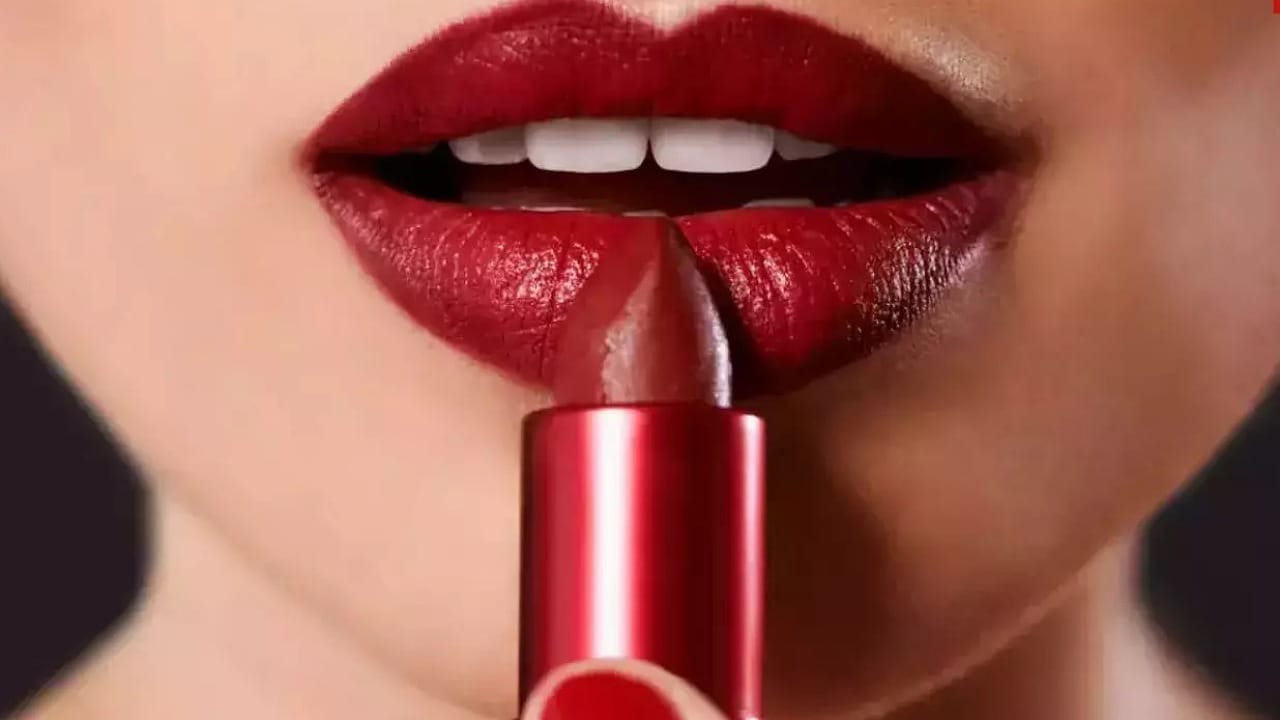 Lipstick: లిప్ స్టిక్ ఎక్కువగా ఉపయోగిస్తున్నారా.. అయితే జాగ్రత్త?