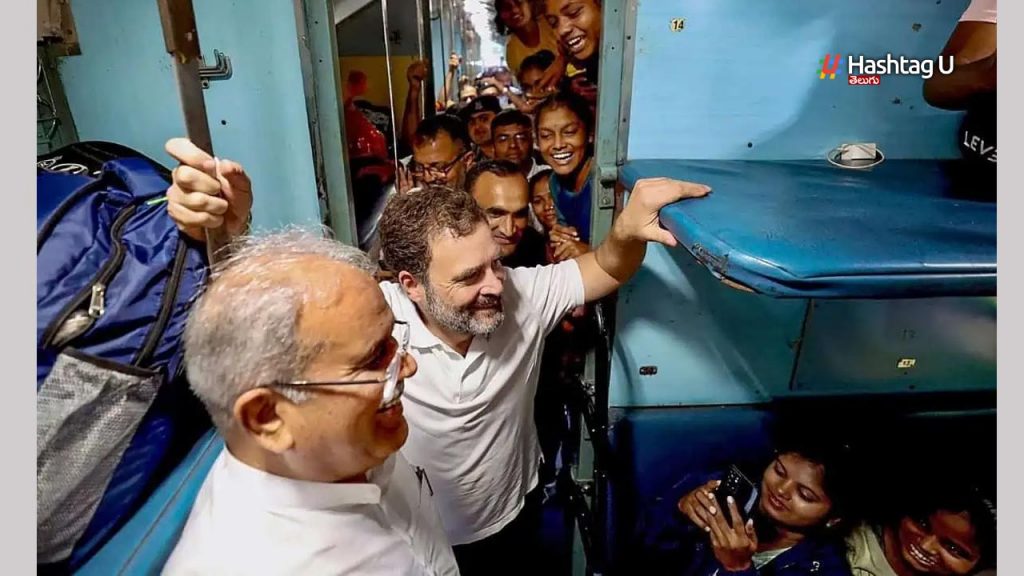 Rahul Gandhi boards train from Bilaspur to Raipur