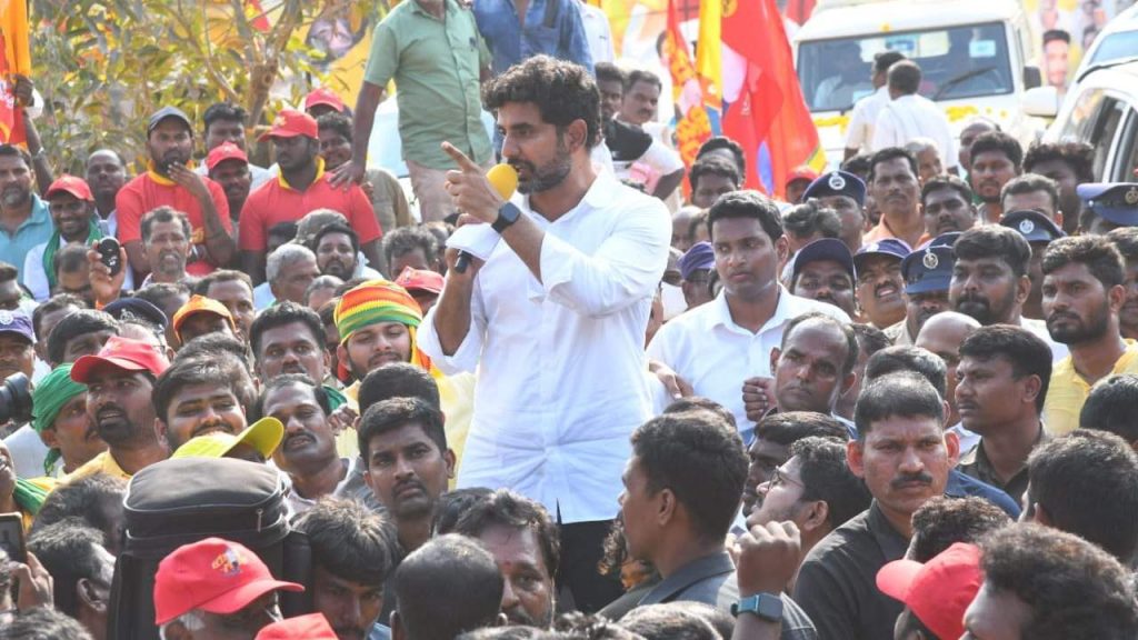 TDP and YCP Activists fighting in Nara Lokesh YuvaGalam Padayatra at Bhimavaram