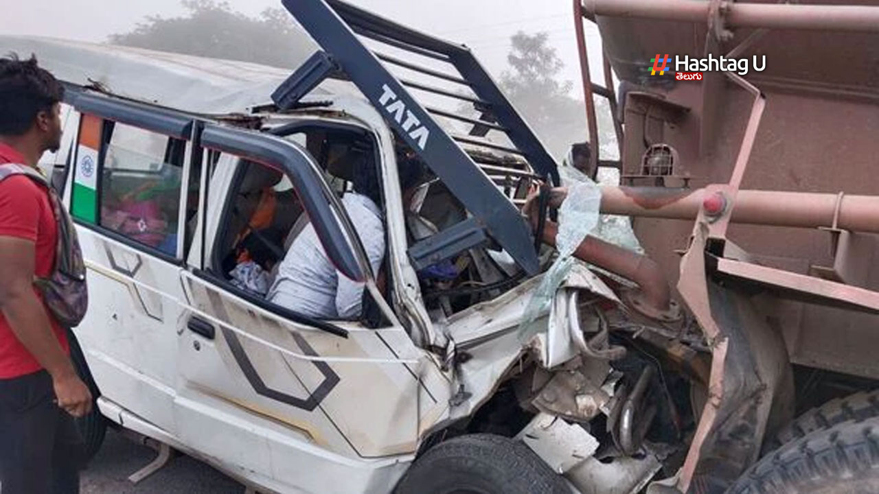 Road Accident in Karnataka : కర్ణాటకలో ఘోర ప్రమాదం..ఏపీకి చెందిన 13 మంది మృతి