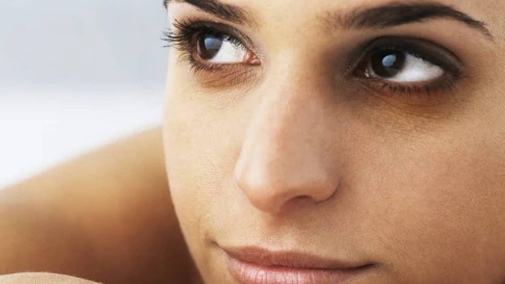 Follow these home remedies to reduce dark circles under eyes