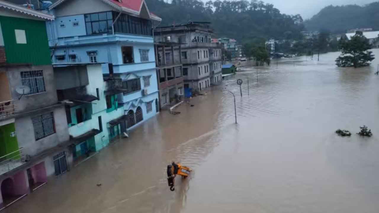 Sikkim Flash Floods: భారీ వరదలకు సిక్కిం అతలాకుతలం.. 8 మంది మృతి