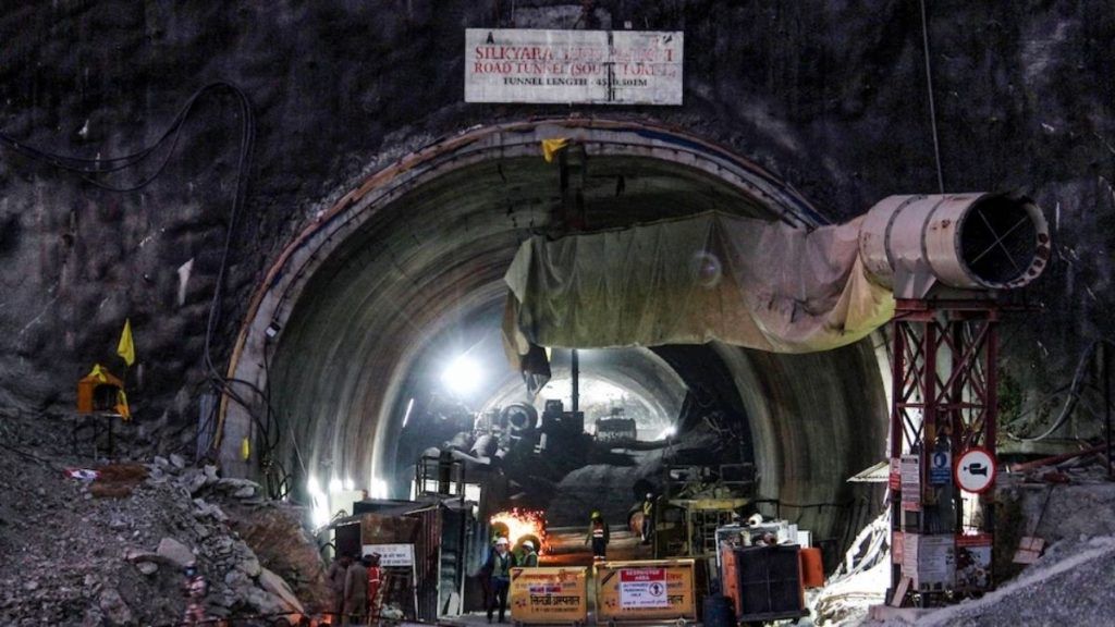 Uttarkashi Tunnel: సొరంగంలో చిక్కుకున్న కార్మికుల కోసం 40 అంబులెన్స్‌లు