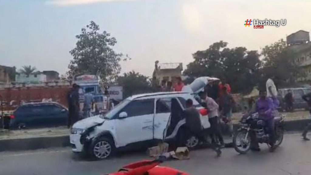 Car Carrying Liquor Bottles Meets With Accident
