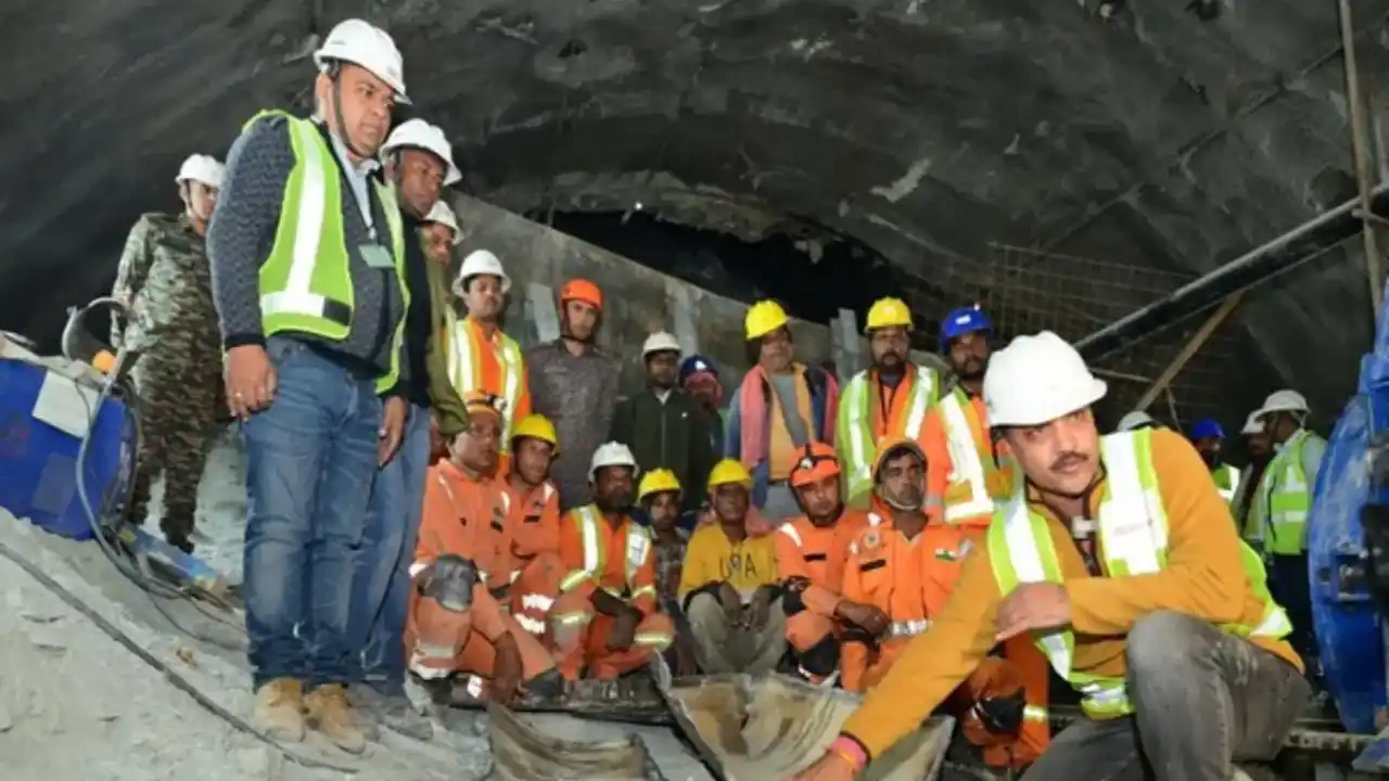 Uttarkashi Tunnel: ఉత్తరకాశీ టన్నెల్ రెస్క్యూ సక్సెస్.. సేఫ్​గా బయటికొచ్చిన 41 మంది కూలీలు..!