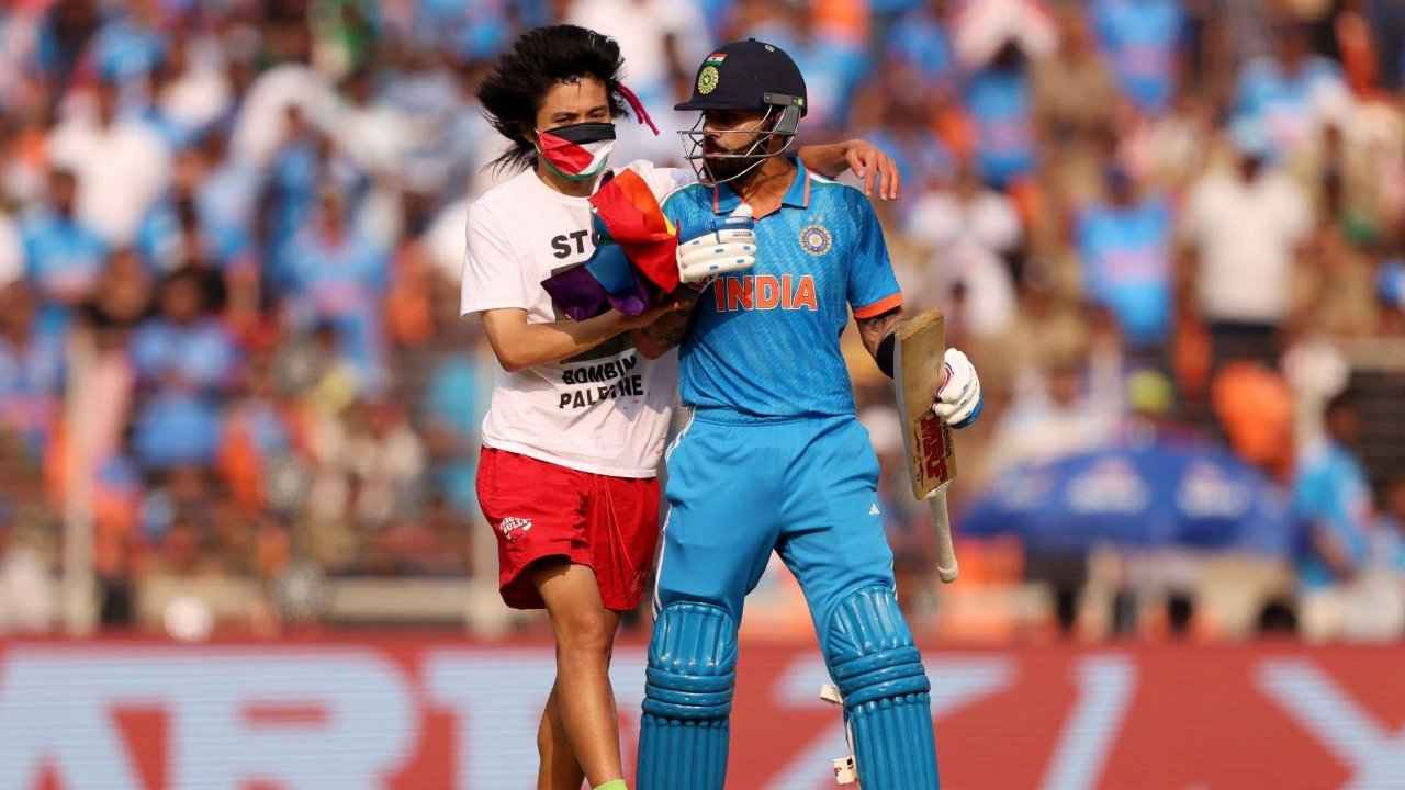 Fan Hug Virat Kohli: వరల్డ్ కప్ ఫైనల్ మ్యాచ్ లో కలకలం.. కోహ్లీని హగ్ చేసుకున్న అభిమాని.. వీడియో!