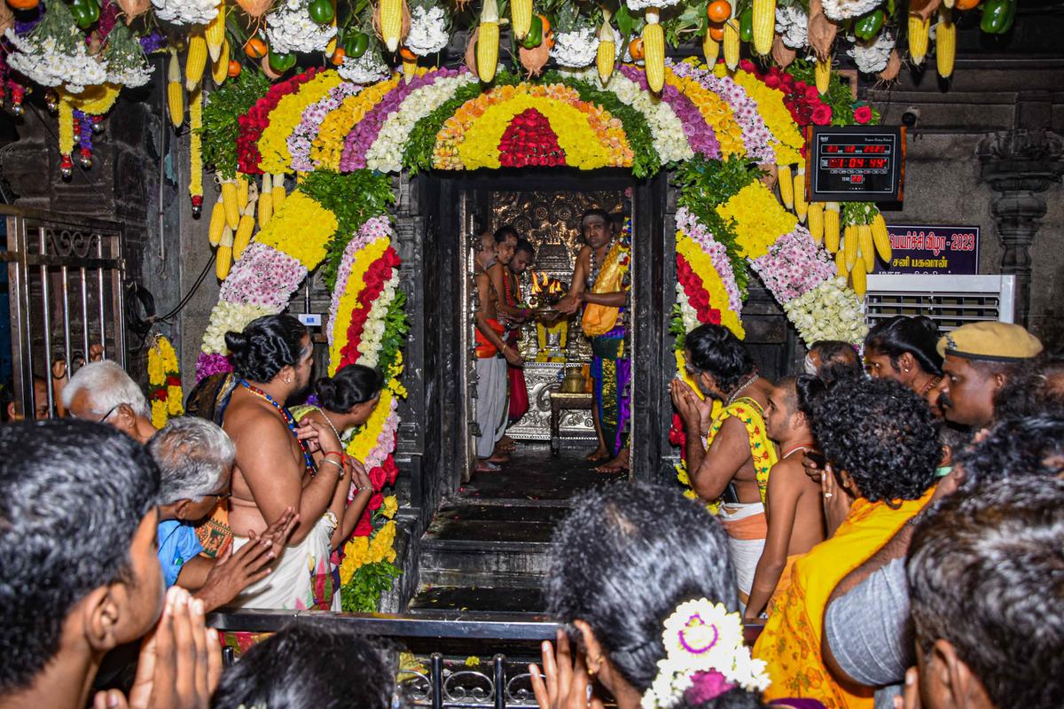 Tirunallaru Shanibairchi Festival: దర్బారణ్యేశ్వర్ ఆలయంలో శనిపేర్చి వేడుక