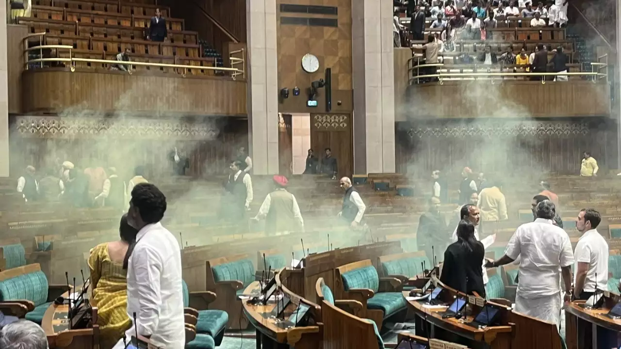 Parliament security breach: ప్రతిపక్షాల ఆందోళనలు, నినాదాలతో దద్దరిల్లిన పార్లమెంట్