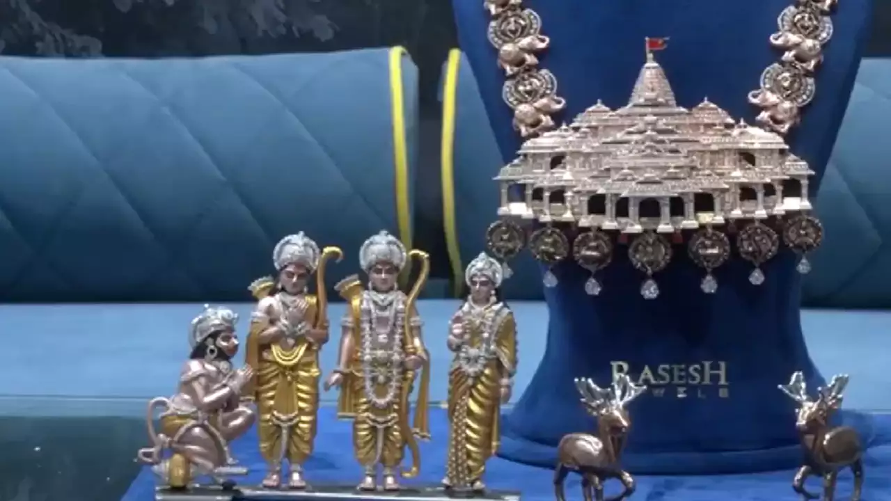 Ram Temple: 5 వేల వజ్రాలతో రామ మందిరం నెక్లెస్.. సూరత్ వ్యాపారి బహుమతి