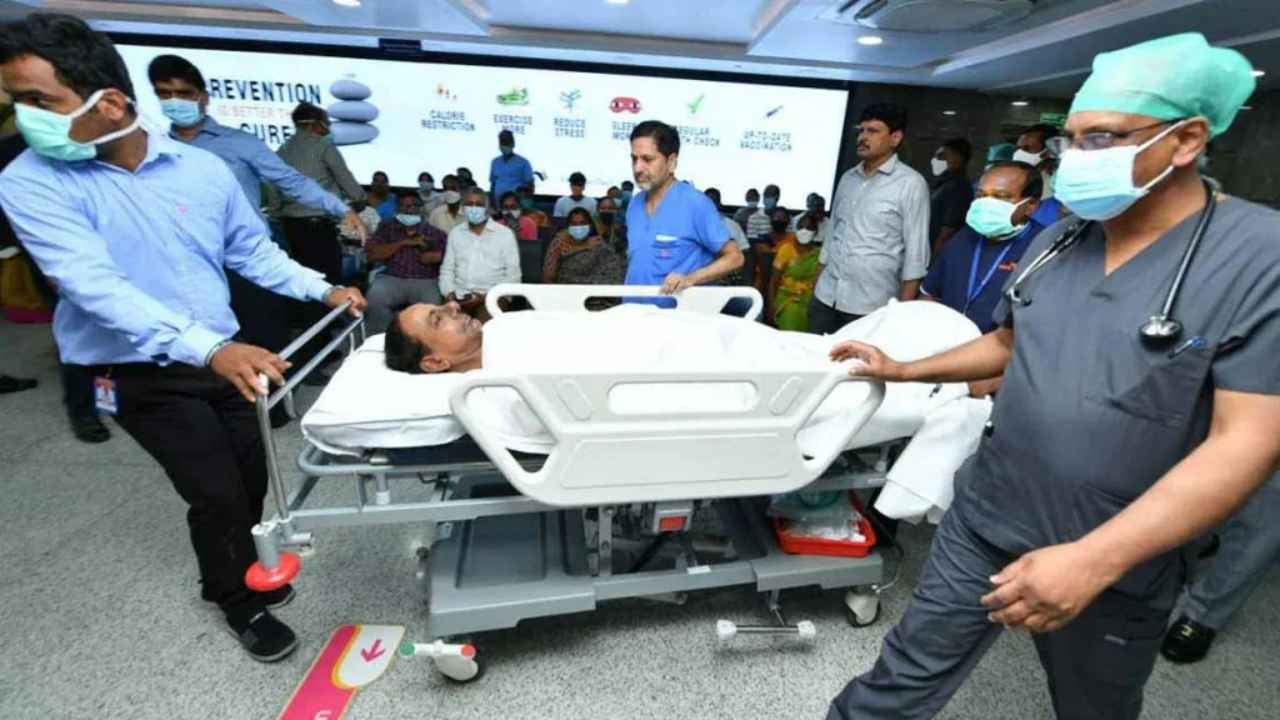 KCR Injured: మాజీ సీఎం కేసీఆర్ కు తీవ్ర గాయం.. ఆసుపత్రిలో చేరిక..!