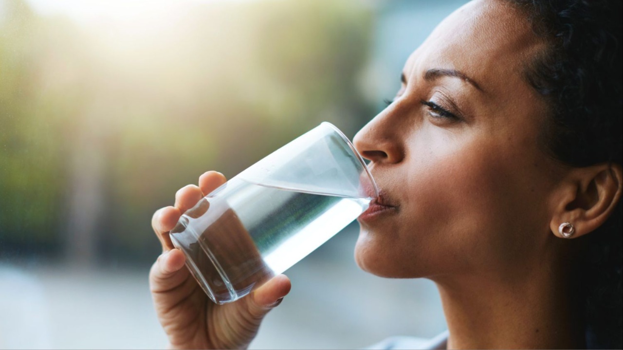 Drinking Water: నీటిని ఎక్కువగా తాగుతున్నారా.. అయితే జాగ్రత్త.. ప్రమాదంలో పడ్డట్టే?