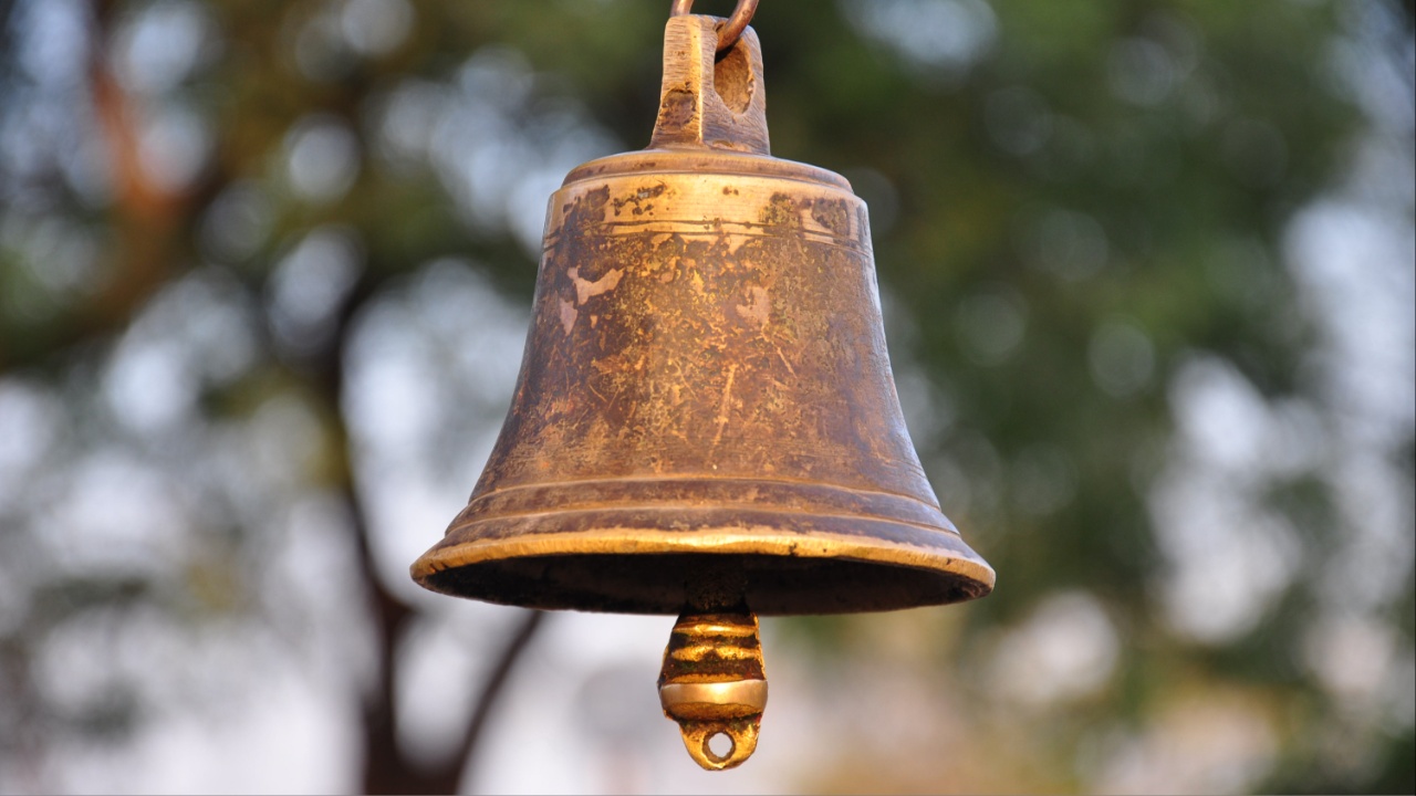 Ringing Bell In Temple: గుడిలో నుంచి బయటకు వచ్చేటప్పుడు గంట ఎందుకు కొడతారో తెలుసా?