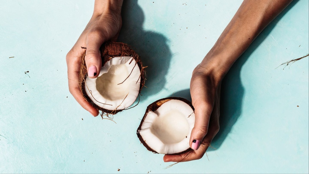 Raw Coconut Benefits: శీతాకాలంలో పచ్చి కొబ్బరి తింటే ఏం జరుగుతుందో మీకు తెలుసా?