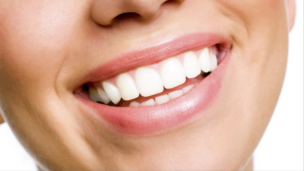 Teeth Tips: మీ పళ్ళు తల తల మెరిసిపోవాలంటే ఈ పదార్థాలు తినాల్సిందే?