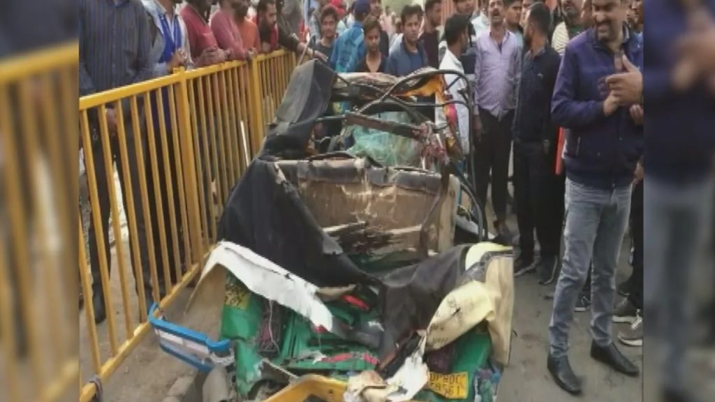 delhi agra road accident