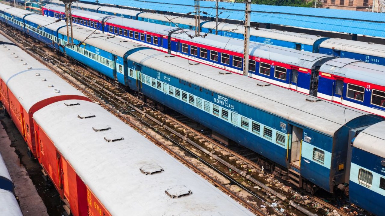 Trains Cancelled: మిచౌంగ్ ఎఫెక్ట్.. 140కి పైగా రైళ్లు రద్దు.. వివరాలివే..