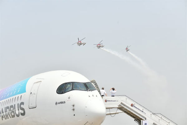 Aviation Show: హైద‌రాబాద్ లో ఏవియేష‌న్ షో షురూ.. బేగంపేట‌లో సంద‌డే సంద‌డి