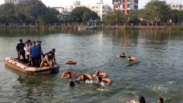 Gujarat Boat Tragedy: గుజరాత్‌లో పడవ బోల్తా..ఇద్దరు ఉపాధ్యాయులతో సహా 12 మంది విద్యార్థులు మృతి