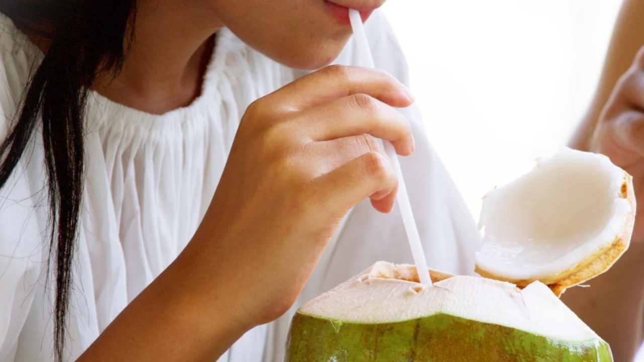 Coconut Water: కొబ్బరి నీళ్లు మంచివే అని తెగ తాగేస్తున్నారా.. అయితే ఇది తప్పకుండా తెలుసుకోవాల్సిందే?