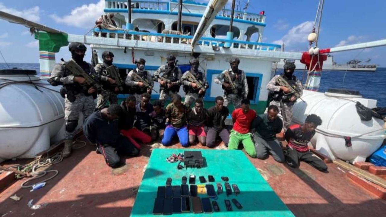 Pak Sailors Rescued : 19 మంది పాక్ మత్స్యకారులను రక్షించిన ఇండియన్ నేవీ