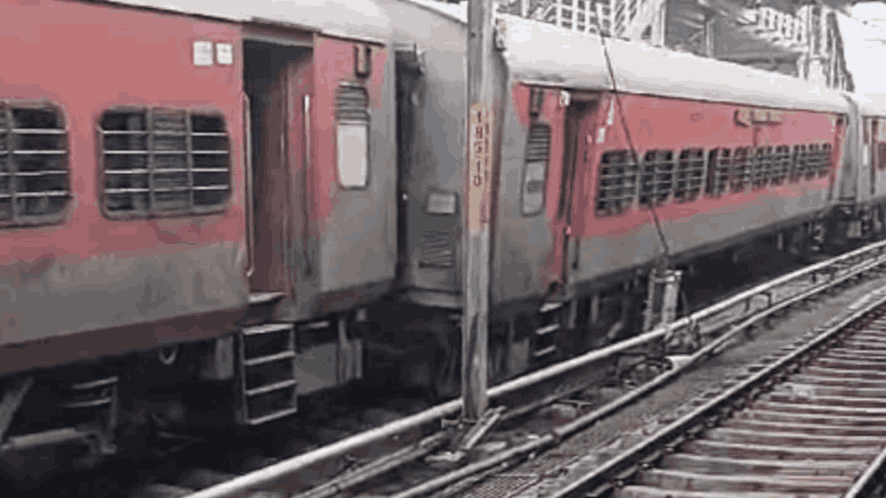 Charminar Express: పట్టాలు తప్పిన చార్మినార్ ఎక్స్‌ప్రెస్.. నాంపల్లిలో ఘటన