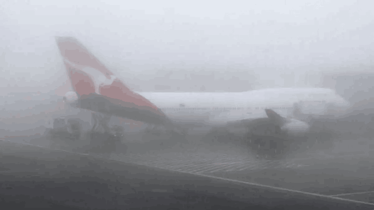 Flights Delayed: ఢిల్లీ విమానాశ్రయంలో 50కి పైగా విమానాలకు అంతరాయం.. కార‌ణ‌మిదే..?