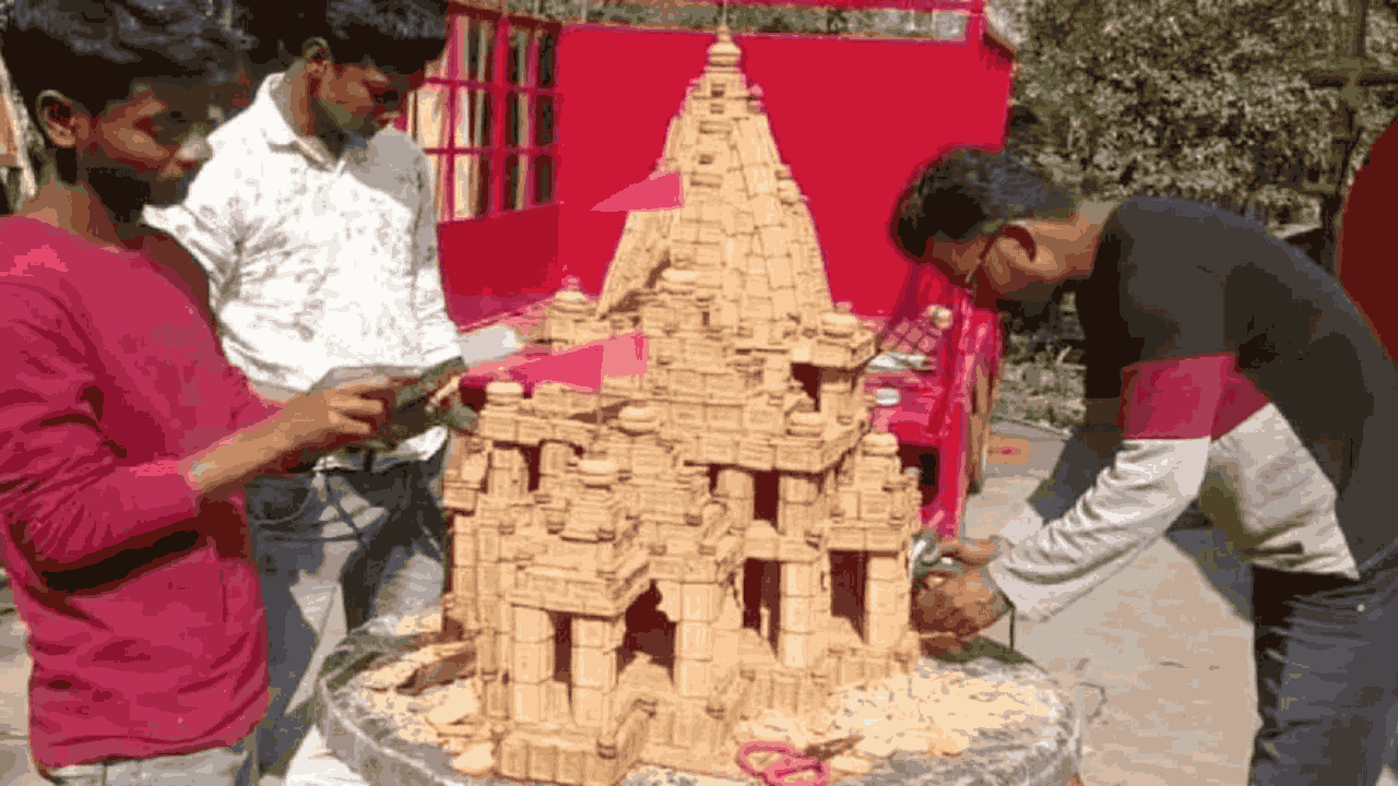 Ram Mandir With 20 Kg Biscuits: 20 కిలోల బిస్కెట్లతో రామ మందిర నమూనా.. సోషల్ మీడియాలో ప్రశంసలు