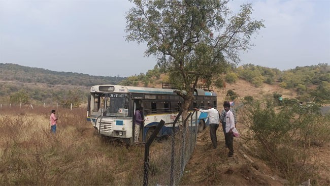 TSRTC Bus Accident: వికారాబాద్ జిల్లాలో పొదల్లోకి దూసుకెళ్లిన ఆర్‌టిసి బస్సు