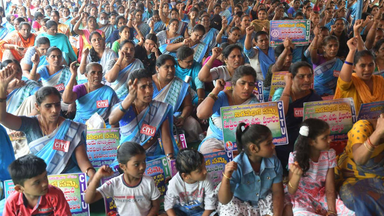 Andhra Pradesh : కొన‌సాగుతున్న మున్సిపల్‌, అంగన్‌వాడీ కార్యకర్తలు స‌మ్మె