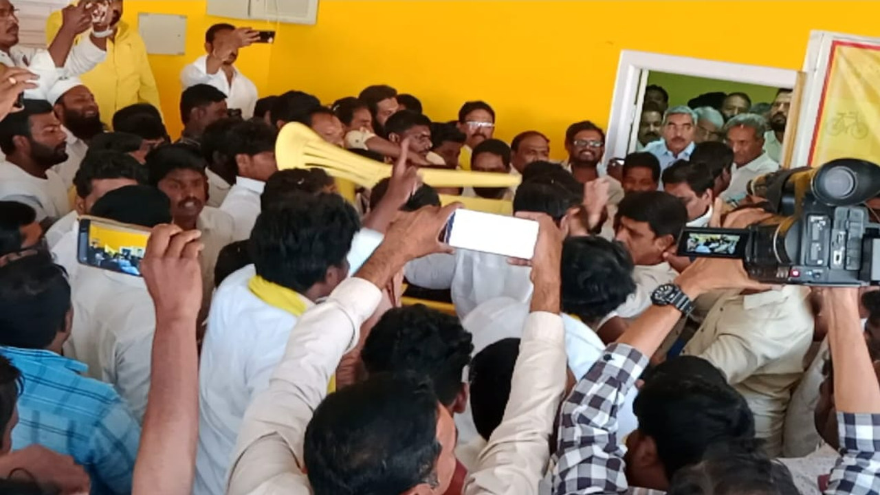 Tiruvuru TDP : తిరువూరు టీడీపీ ఇంచార్జ్‌పై కుర్చీల దాడి.. కేశినేని శివ‌నాథ్ ఫెక్సీలు చించేసిన ఎంపీ అనుచ‌రులు