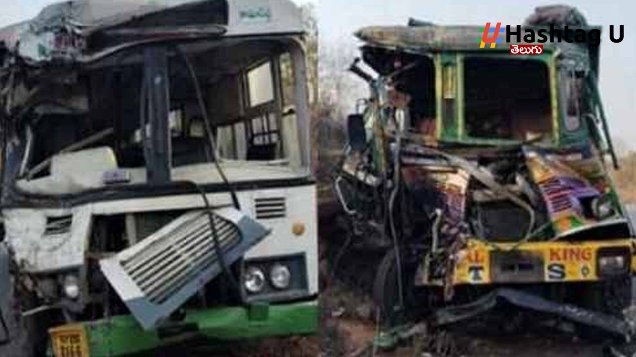 Bus Accident : మేడారం వెళ్తోన్న బస్సుకు ప్రమాదం.. పలువురికి గాయాలు