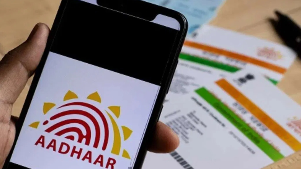 Aadhaar Card: ఆన్‌లైన్‌లో పీవీసీ ఆధార్‌ కార్డు ఎలా పొందాలి.. పూర్తి వివరాలివే?