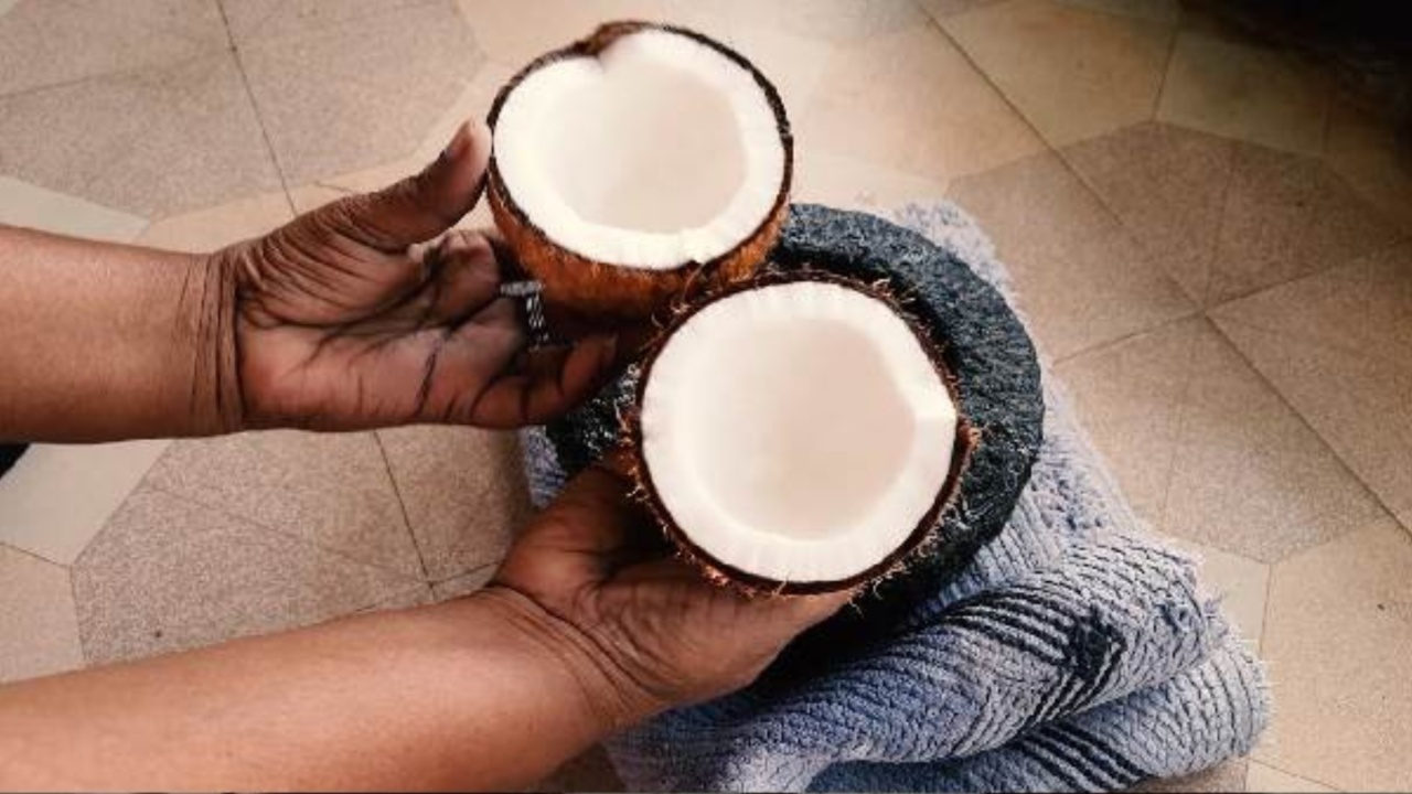 Coconut: దేవుడు ముందు కొట్టిన కొబ్బరికాయ కుళ్ళిపోయిందా.. అయితే జరగబోయేది ఇదే?