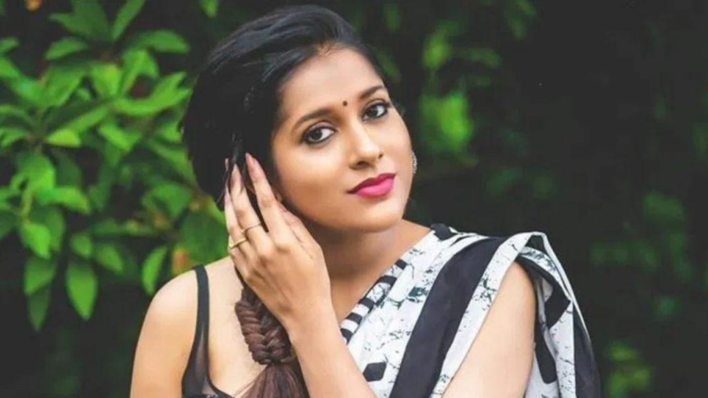 Rashmi Gautham Respond About Mahesh Babu Kurchi Madatapetti Song Offer