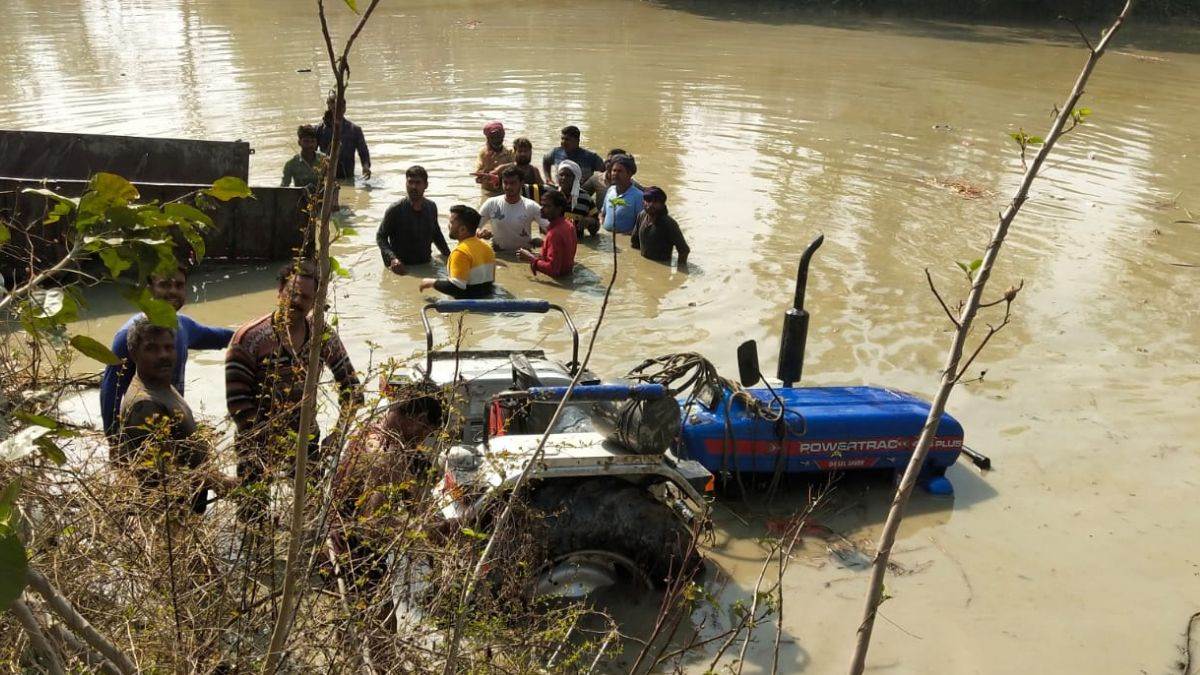 Kasganj Accident: యూపీలో చెరువులోకి దూసుకెళ్లిన ట్రాక్టర్: 19 మంది మృతి