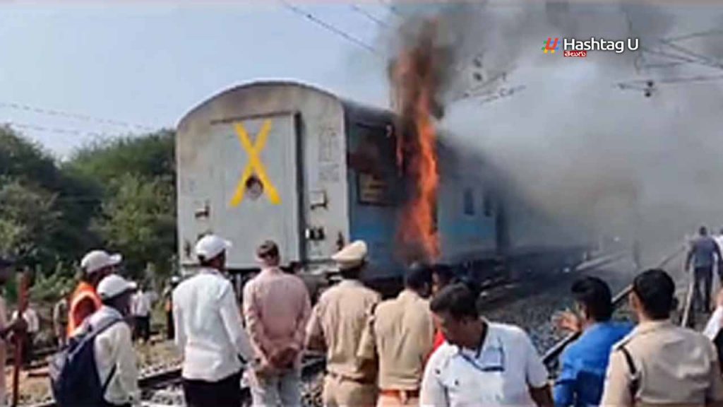 Massive fire erupts in two bogies of Godan Express at Nasik Road railway station