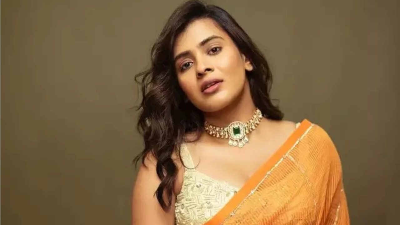 Hebah Patel: చీర కట్టులో అందాలను ఆరబోస్తూ హీటెక్కిస్తున్న హెబ్బా పటేల్.. ఫోటోస్ వైరల్?