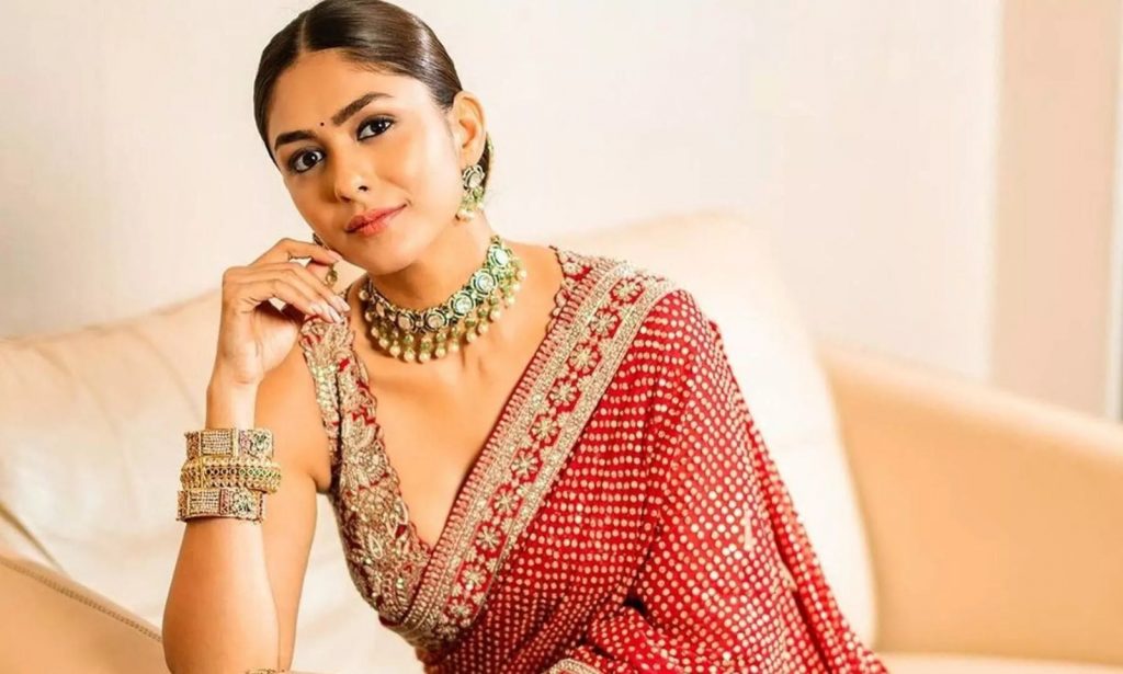 Tollywood Actress Mrunal Thakur Crazy Comments About Relationship