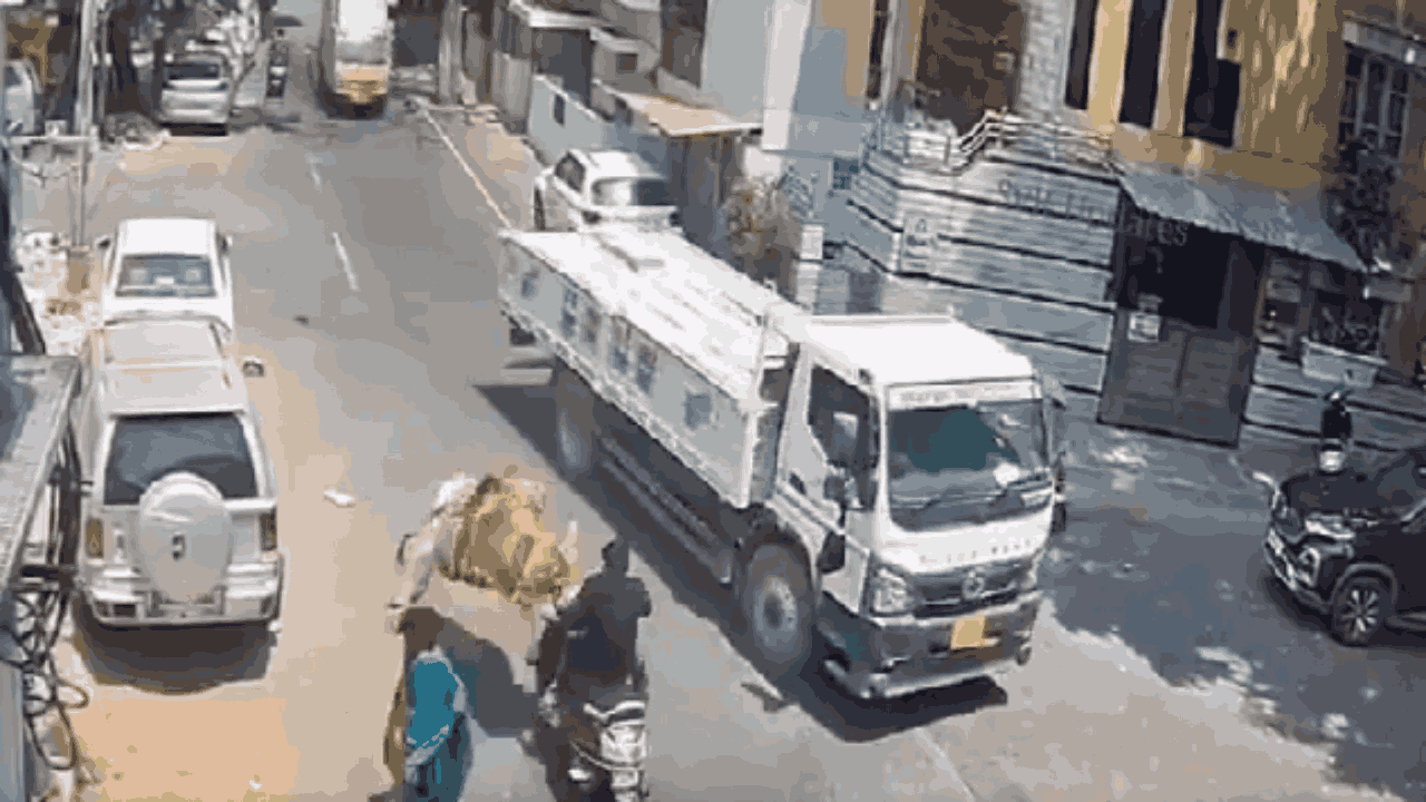 Viral Video: బైక్‌పై వెళ్తున్న వ్యక్తిని గుద్దిన గంగిరెద్దు.. తప్పిన ప్రమాదం, వీడియో వైర‌ల్‌