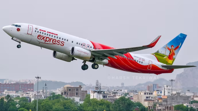 Air India: విమానం నుంచి దూకేస్తానని వ్యక్తి నానా హంగామా
