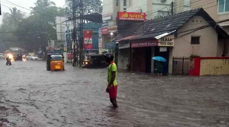 Kerala Rains: భారీ వర్షాల నేపథ్యంలో కేరళలోని ఐదు జిల్లాల్లో రెడ్ అలర్ట్