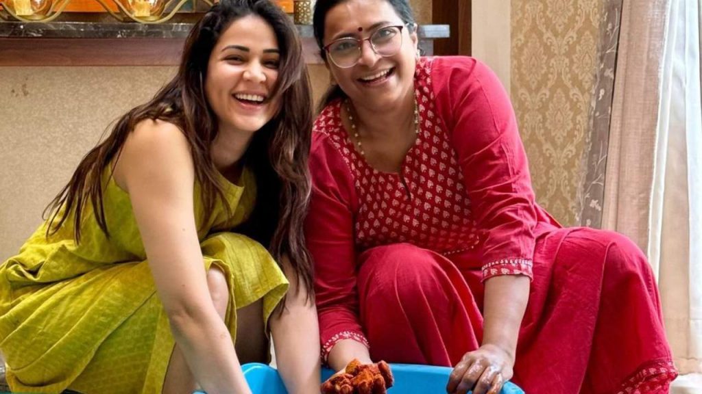Lavanya Tripathi Preparing Mango Pickle in Athammas Kitchen With her Aunt Padmaja Konidela