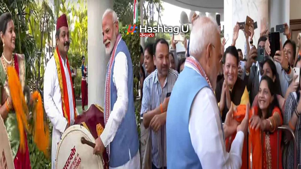 A warm welcome in Singapore..Prime Minister Modi who played dhol