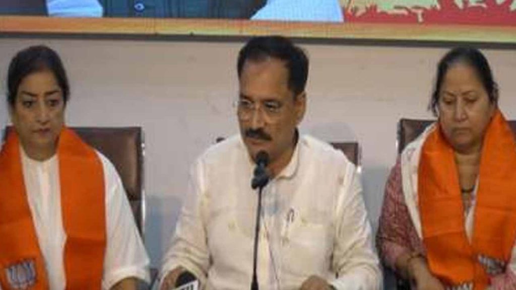 Aam Aadmi Party shock..Two councillors joined BJP