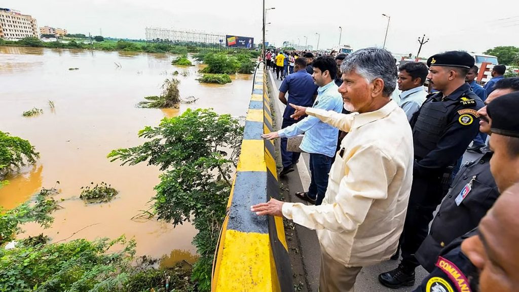 Chandrababu Naidu Inspects The Flood Affected Areas At Vijayawada