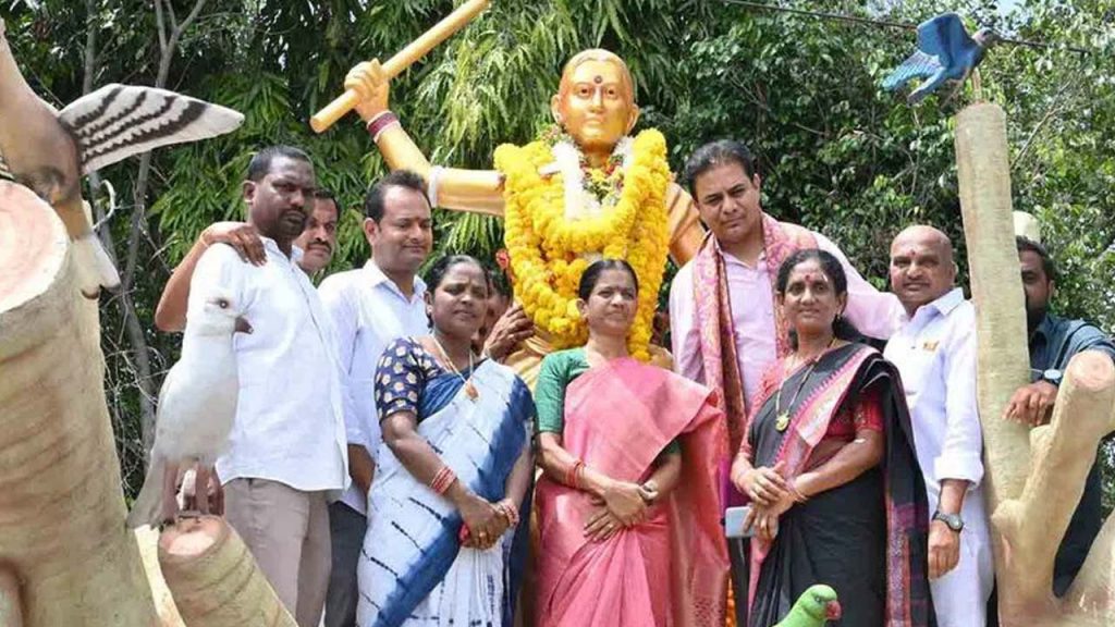 KTR Tributes to Chakali Ilamma Statue