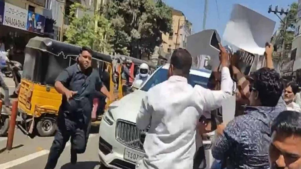 Congress leaders blocked KTR's convoy..!