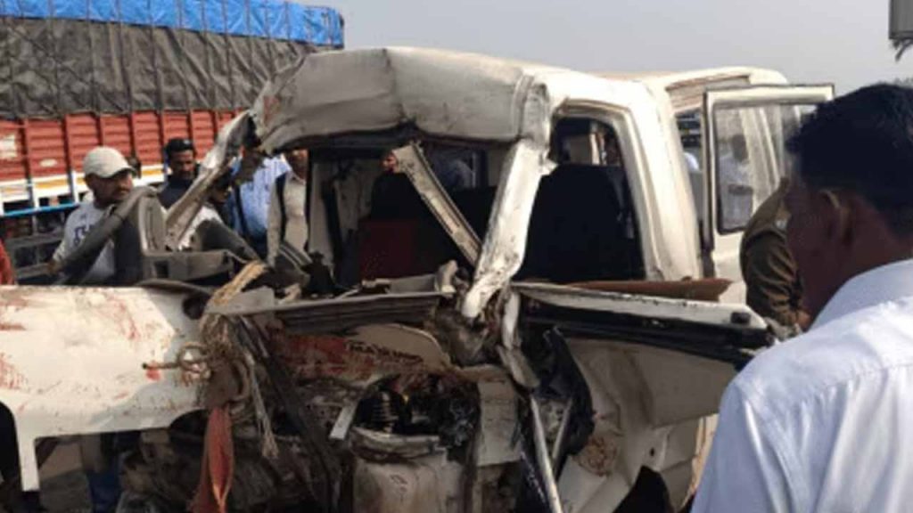 A mini van collided with a bus.. 9 people died