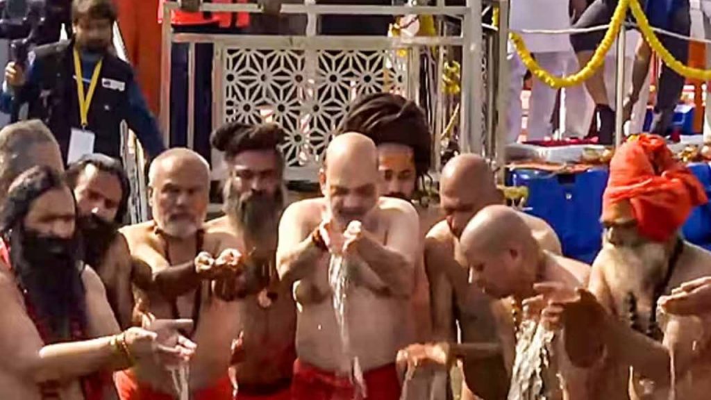 Amit Shah took holy bath in Triveni Sangam