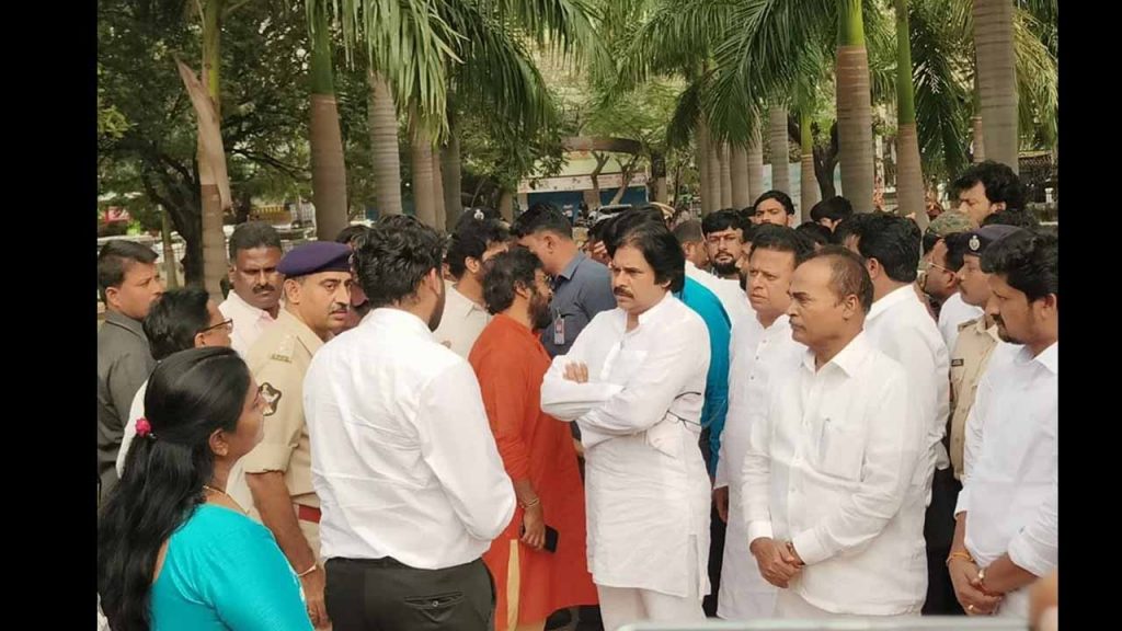 Pawan Kalyan Visits Stumped